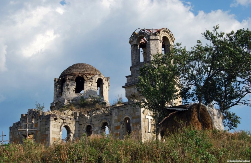 Руины храма Св. Луки, Лаки, Крым 