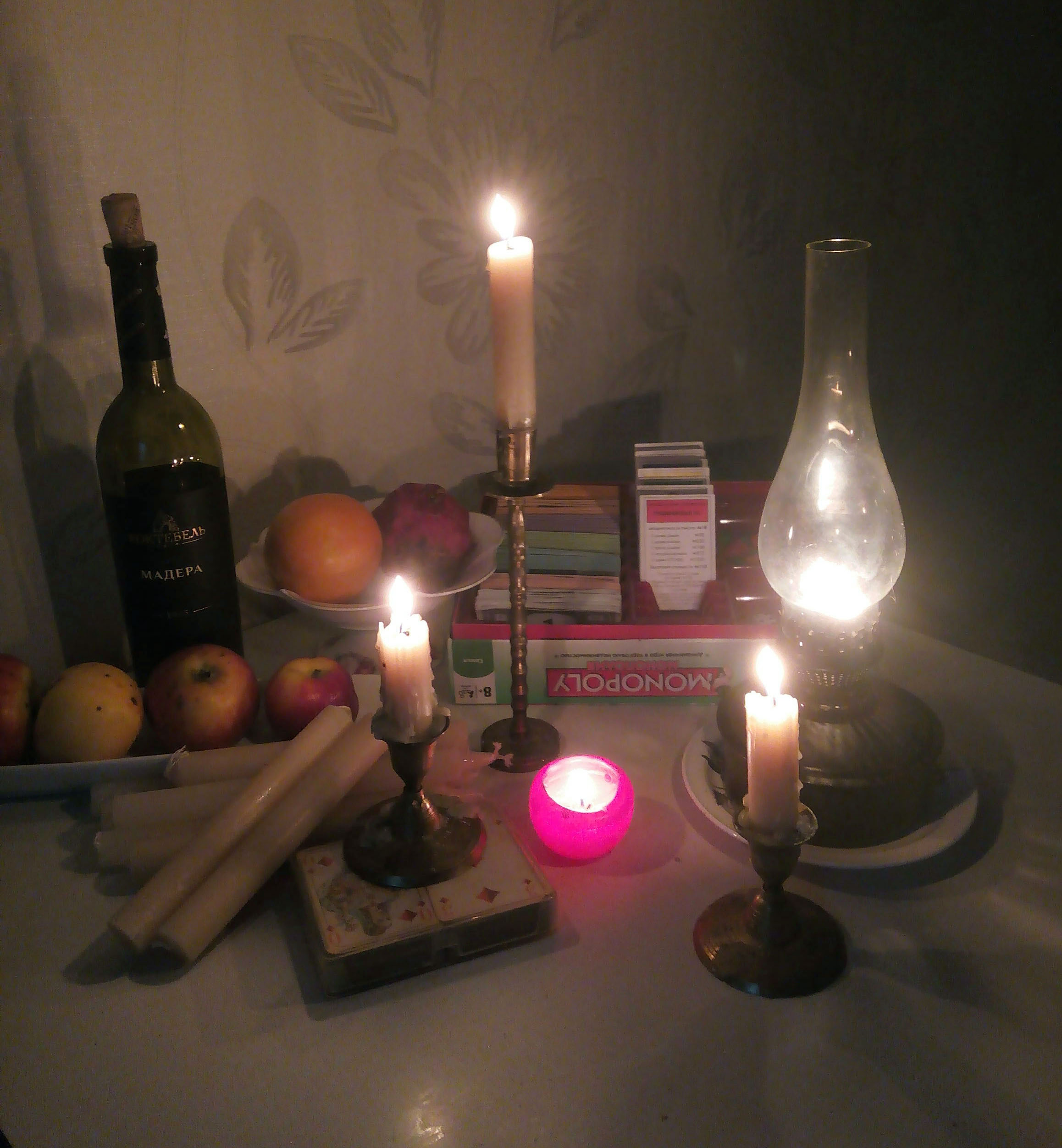 блэкаут в Крыму, свечи, керосиновая лампа, мадера, "Монополия", карты